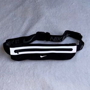Nike
SLIM WAIST PACK 4.0